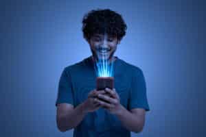 jovem atraído em uma isca digital