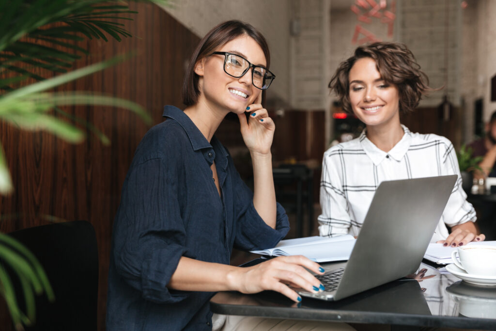 equipe em reunião sobre Community-Led Growth